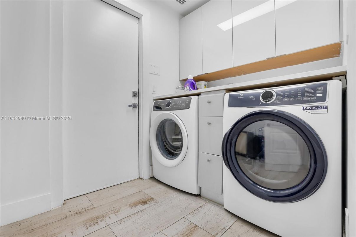 Interior, Washer, Wood Texture Flooring