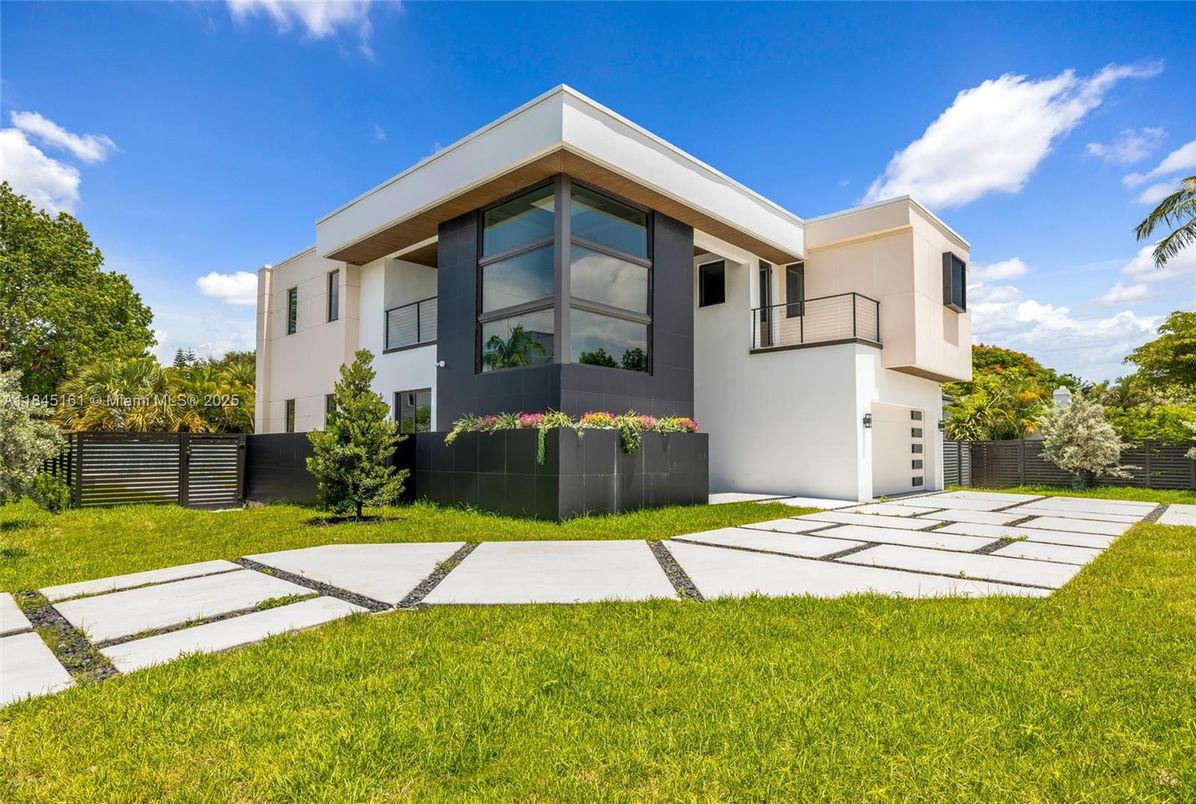 Attached, Backyard, Exterior, Facade, Modern