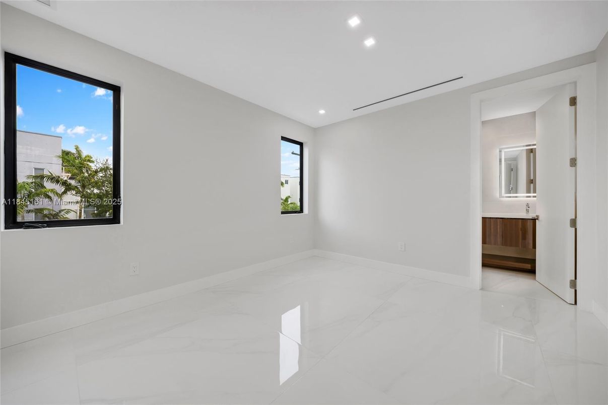 Empty room, Interior, Marble, Recessed Lighting