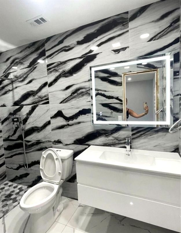 Bathroom, Interior, Marble, Marble Walls, Recessed Lighting