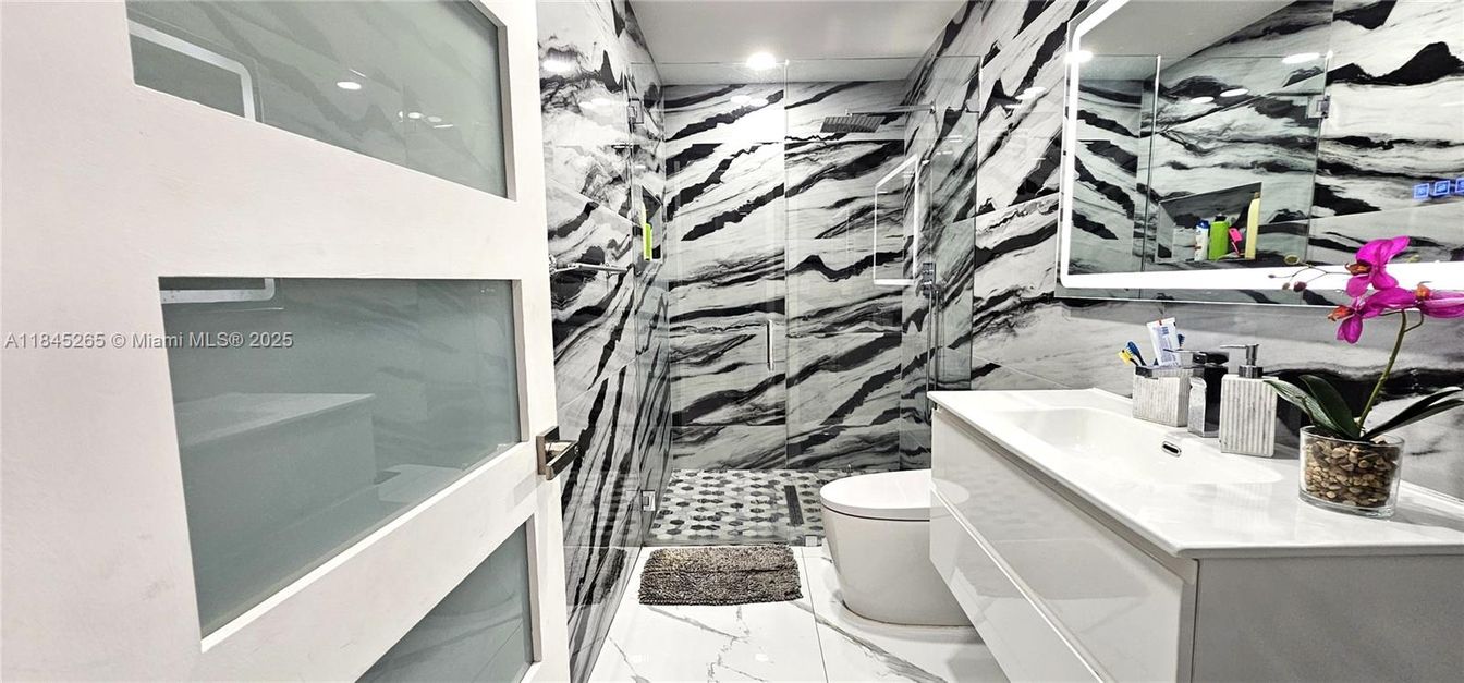 Bathroom, Interior, Recessed Lighting