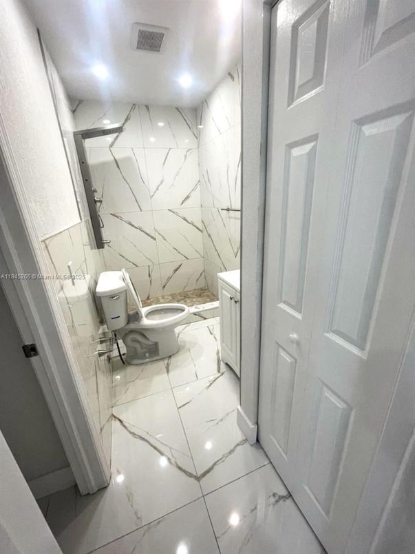 Bathroom, Interior, Marble, Marble Walls, Recessed Lighting