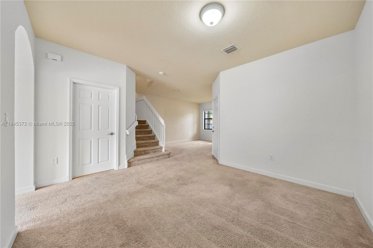 Empty room, Interior
