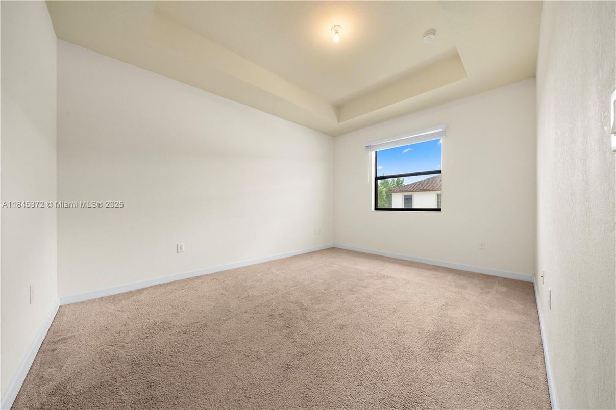 Empty room, Interior