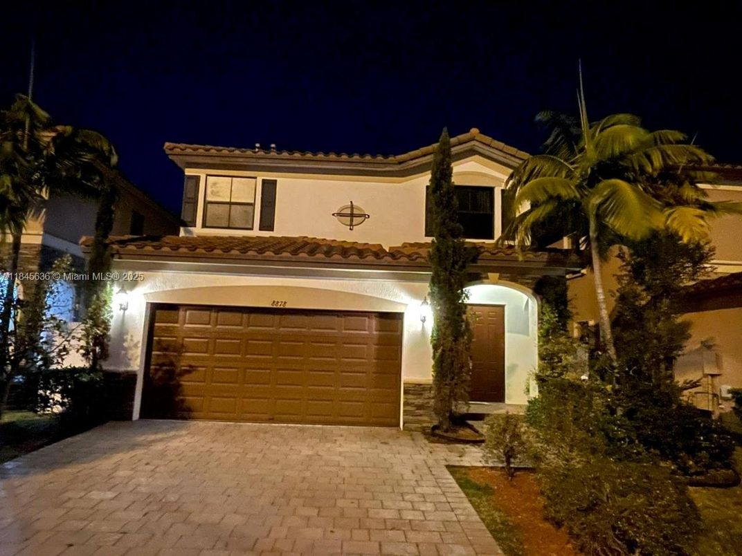 Attached, Exterior, Facade, Mediterranean