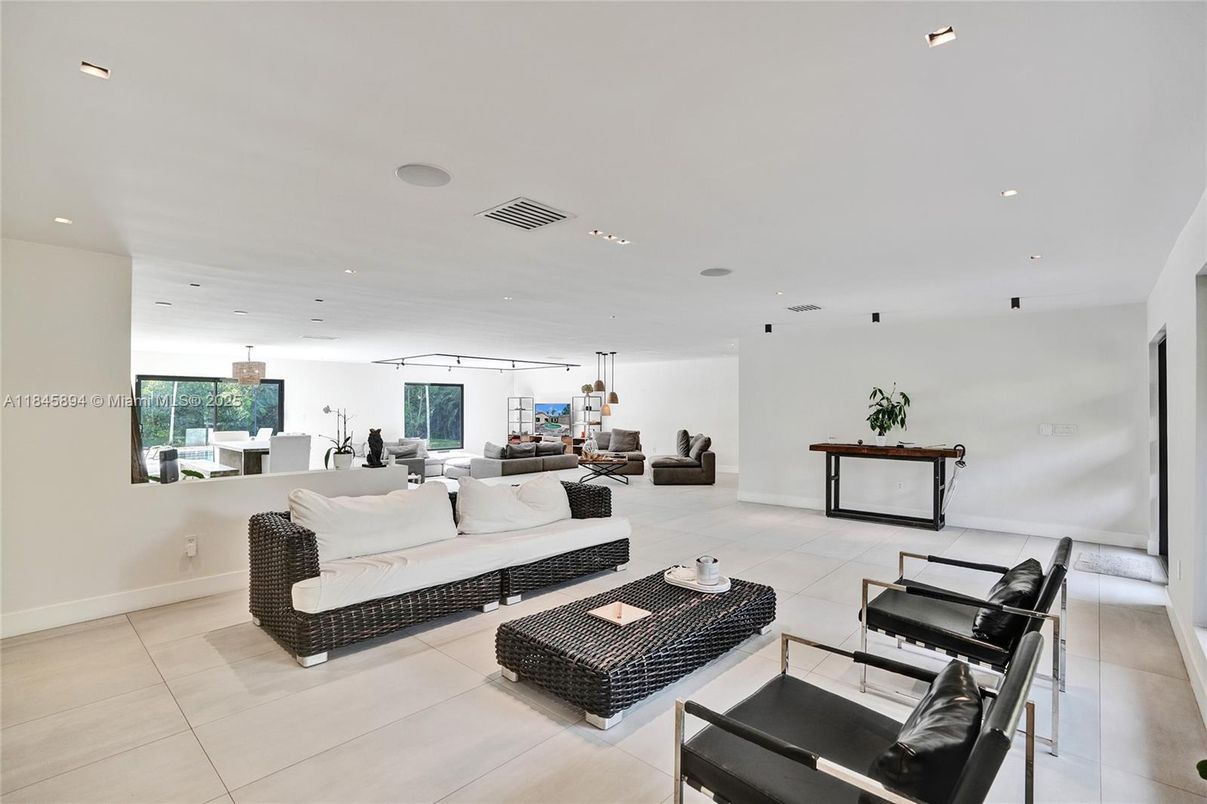 Dining room, Interior, Living room, Pendant Lights, Recessed Lighting