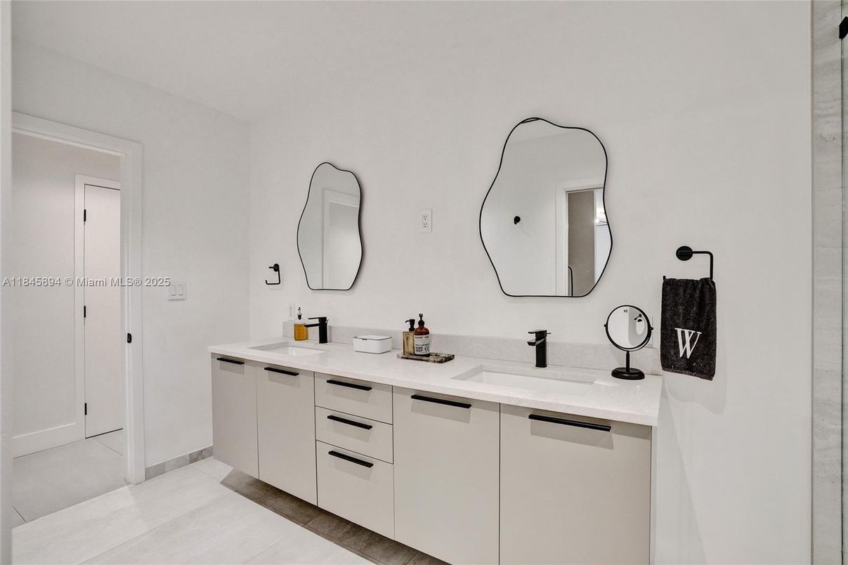 Bathroom, Dual Sink Vanities, Interior