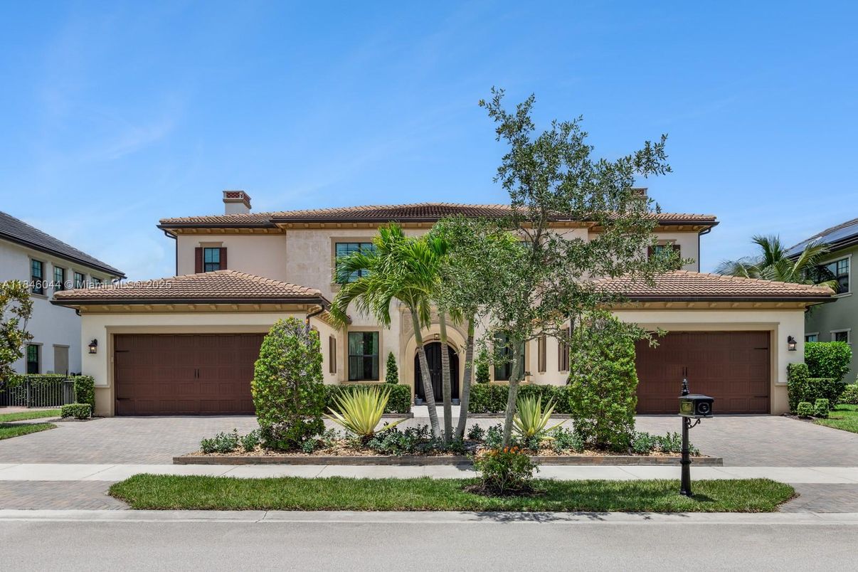 Attached, Exterior, Facade, Mediterranean