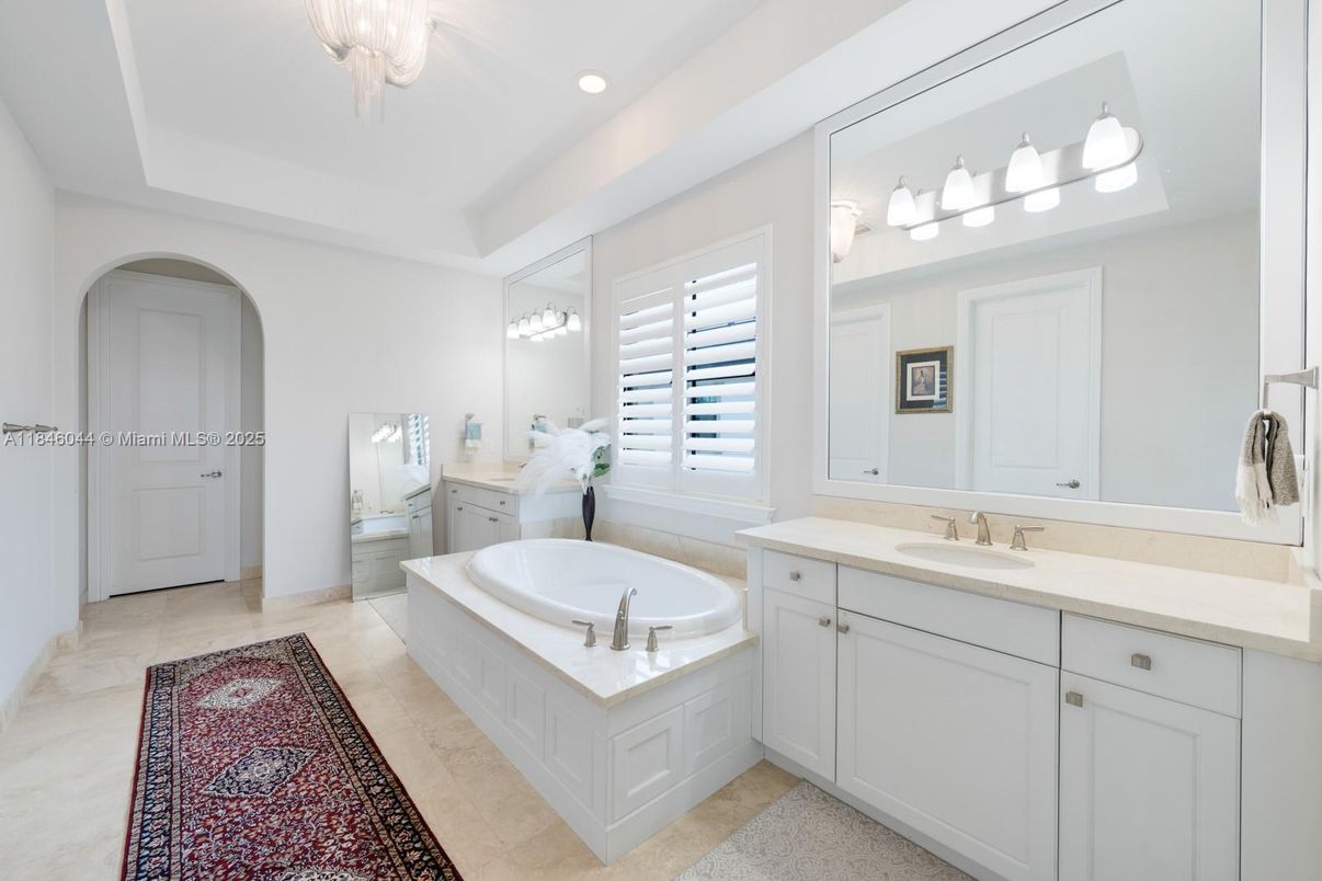 Bathroom, Dual Sink Vanities, Interior, Recessed Lighting