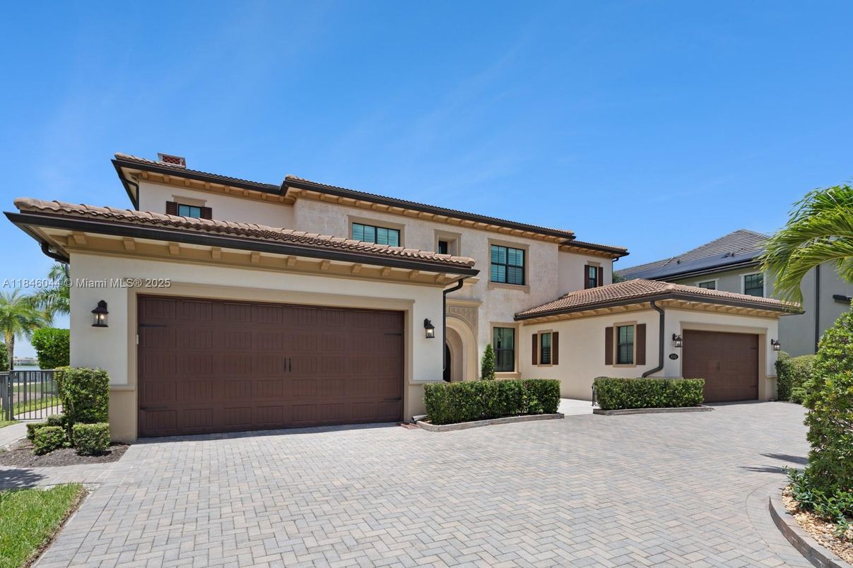 Attached, Exterior, Facade, Mediterranean