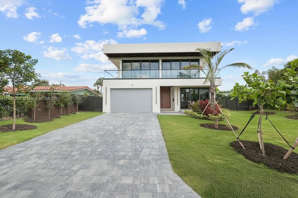 Attached, Backyard, Exterior, Facade, Modern