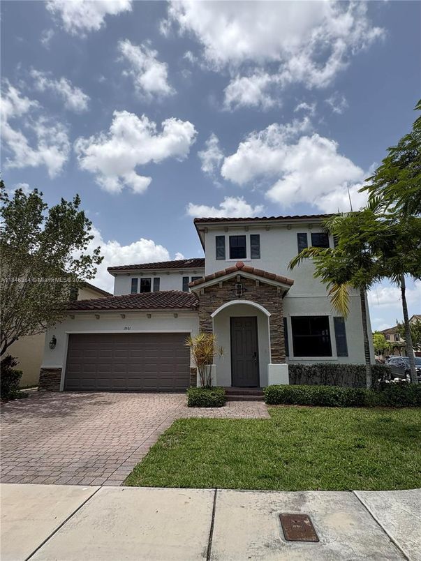 Attached, Exterior, Facade, Mediterranean