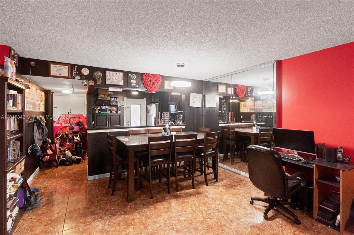 Home Office, Interior