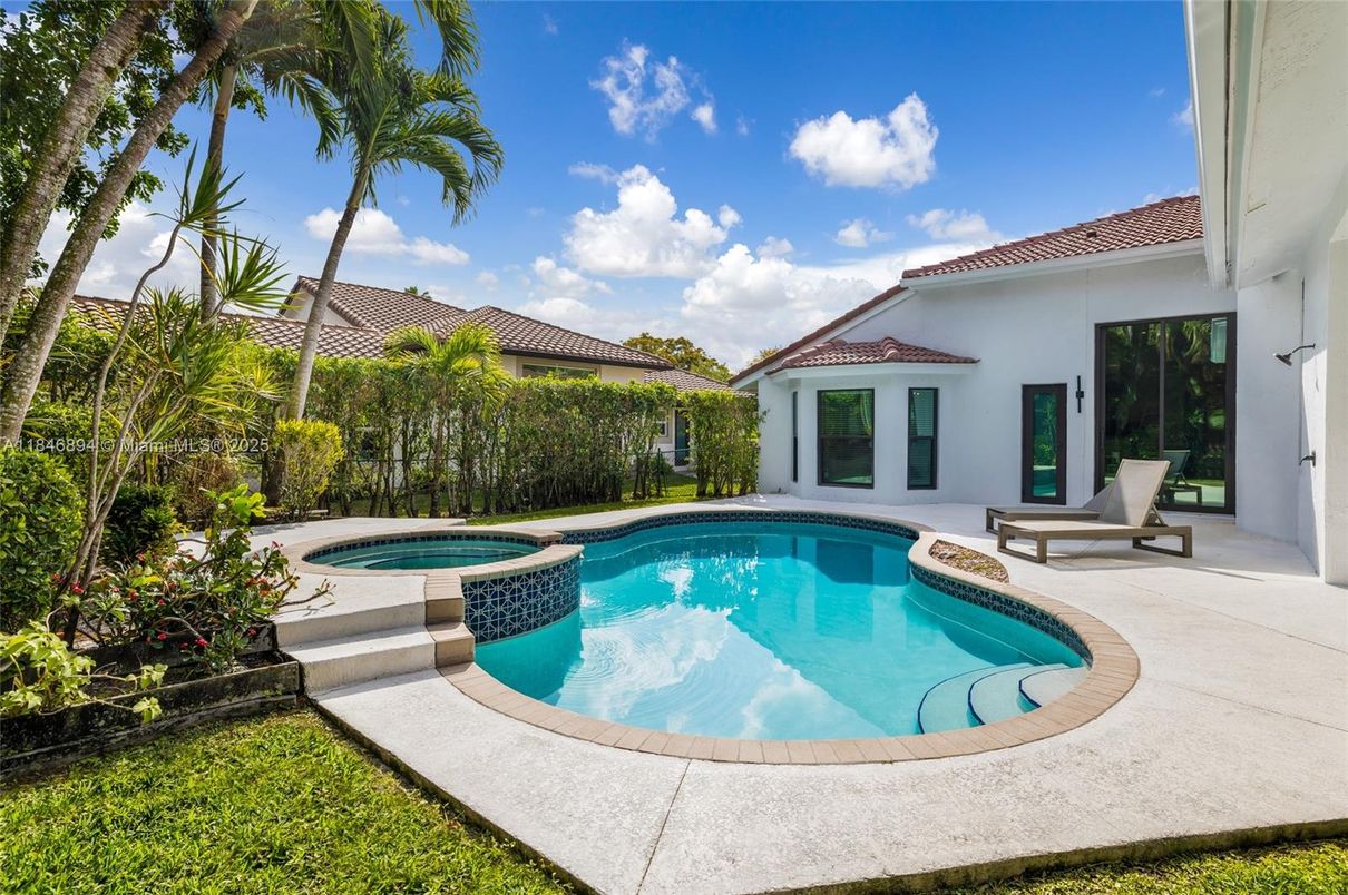 Exterior, Pool