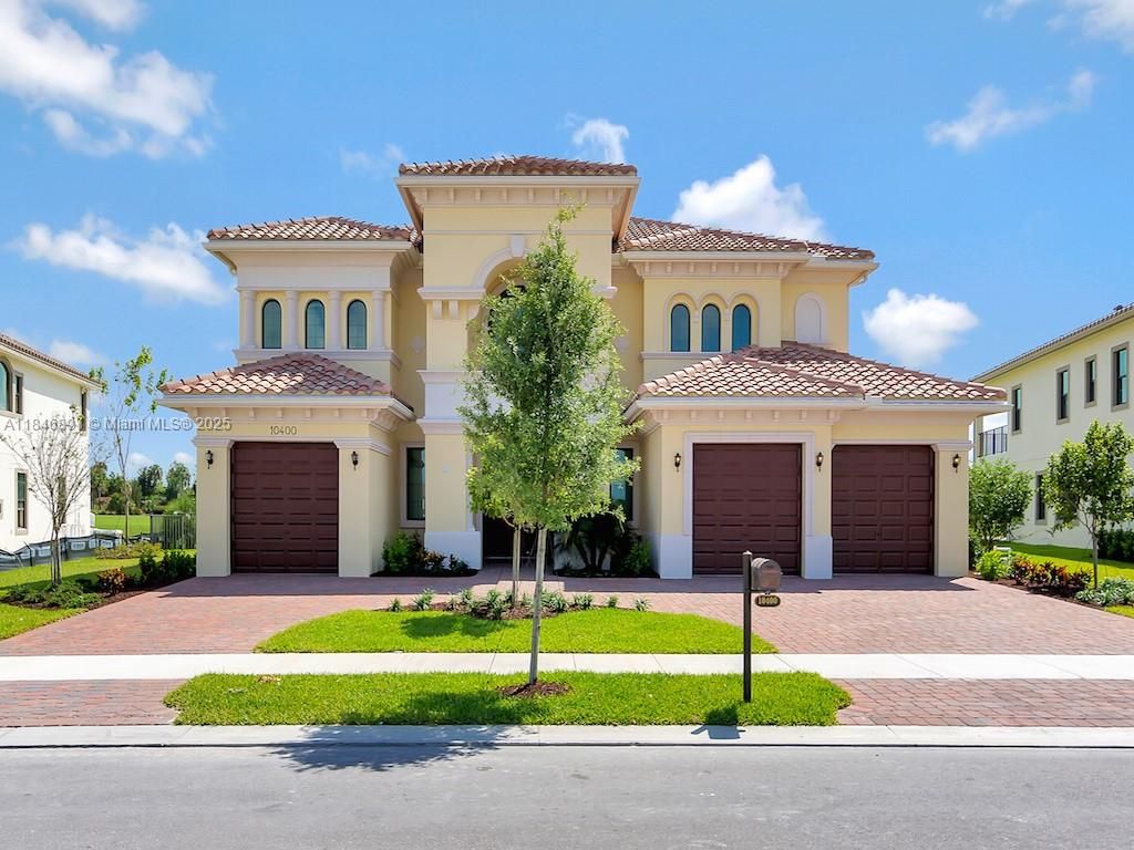 Attached, Exterior, Facade, Mediterranean