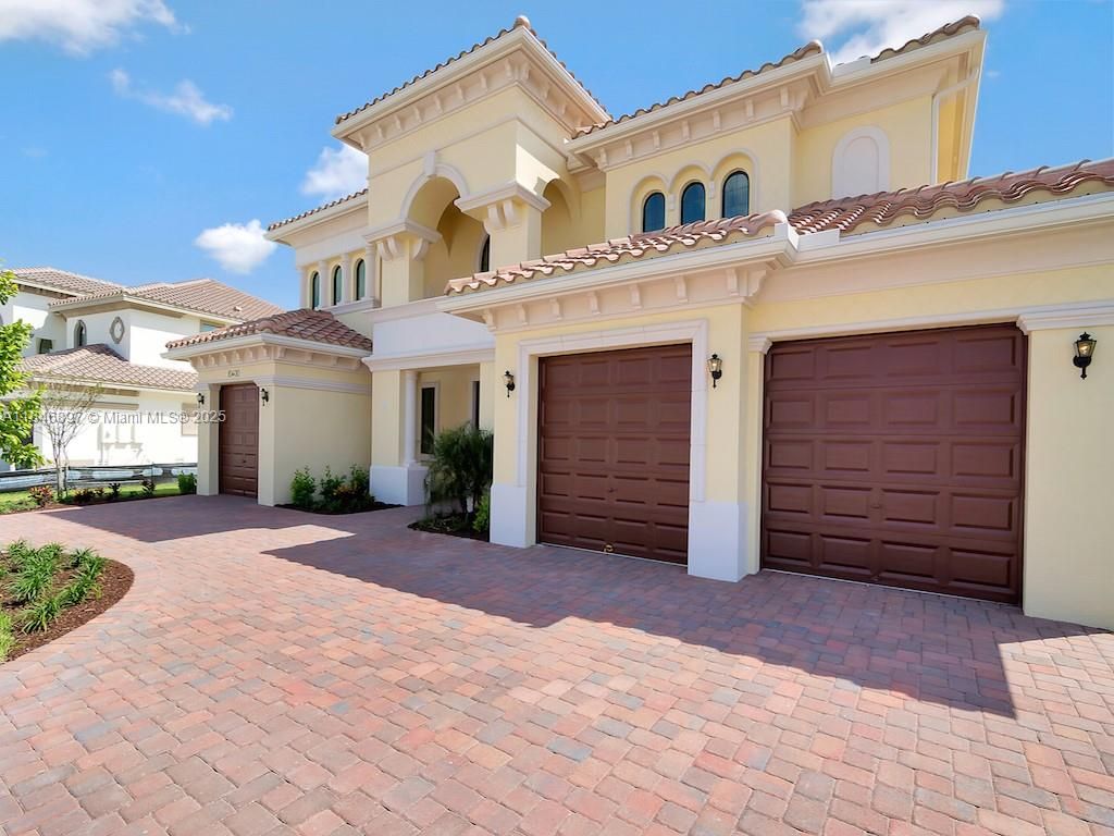 Attached, Exterior, Facade, Mediterranean