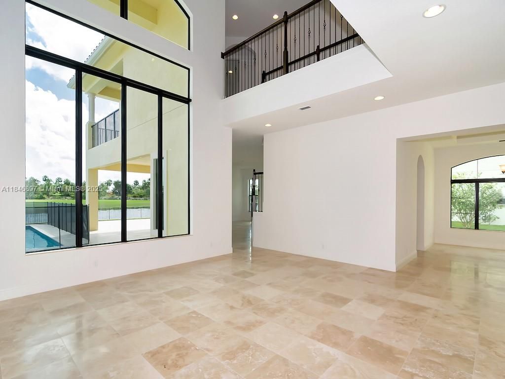 Empty room, Interior, Recessed Lighting