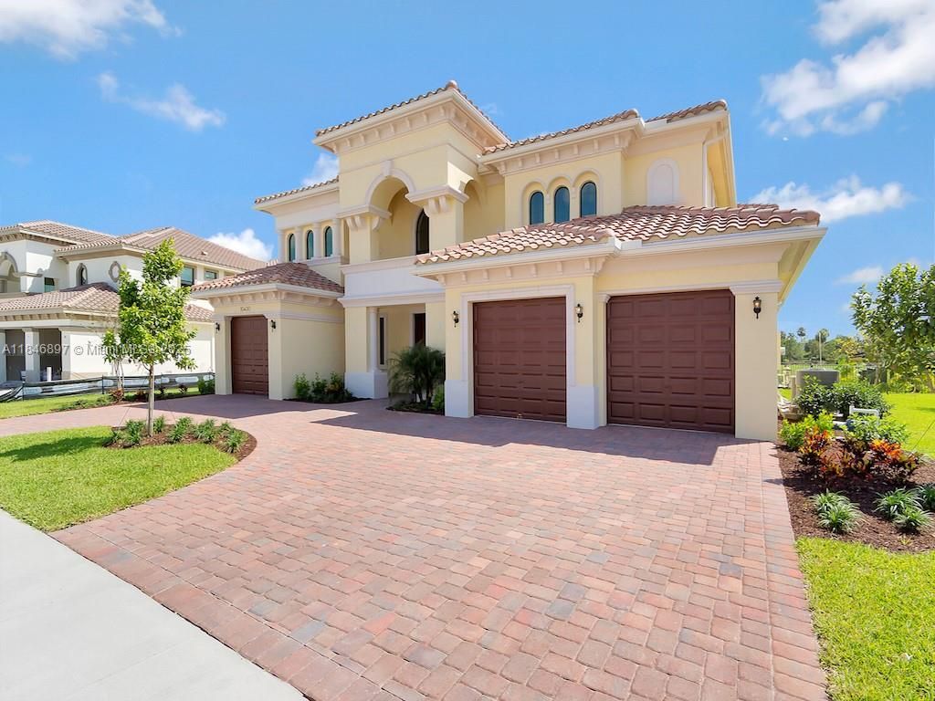 Attached, Exterior, Facade, Mediterranean