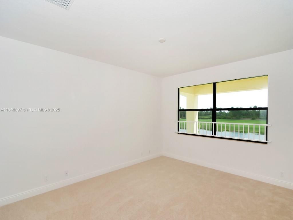 Empty room, Interior