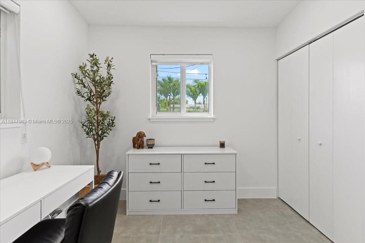 Home Office, Interior
