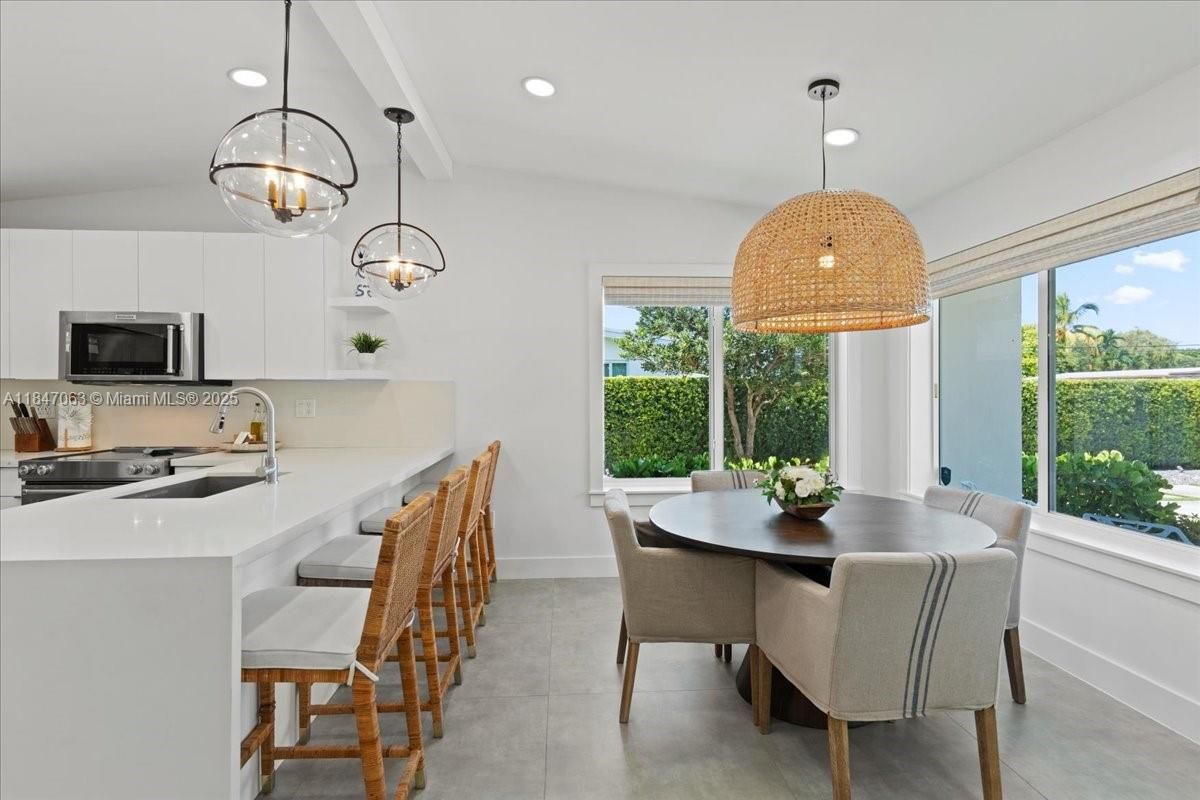 Dining room, Interior, Kitchen, Pendant Lights, Recessed Lighting, Stainless Steel Appliances