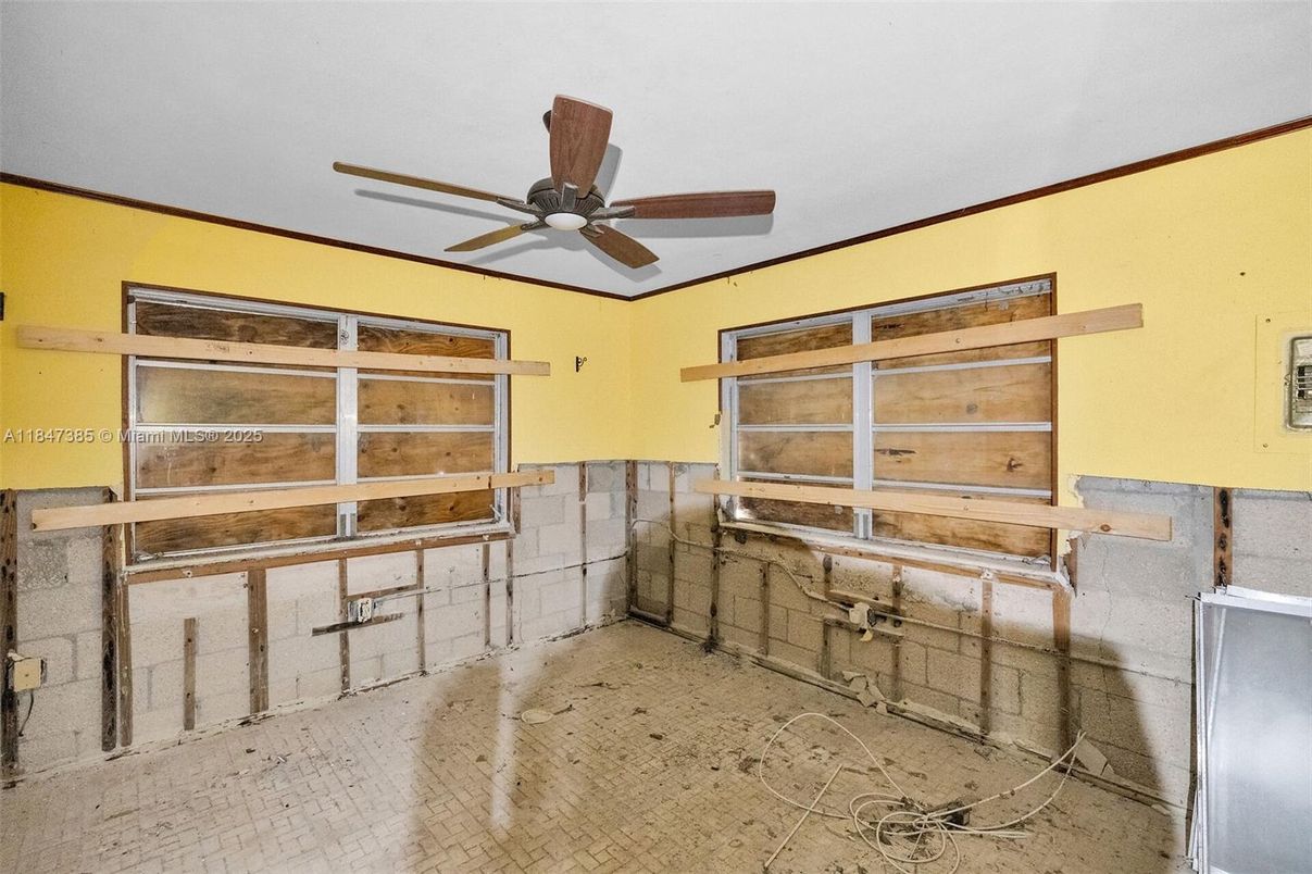 Empty room, Interior