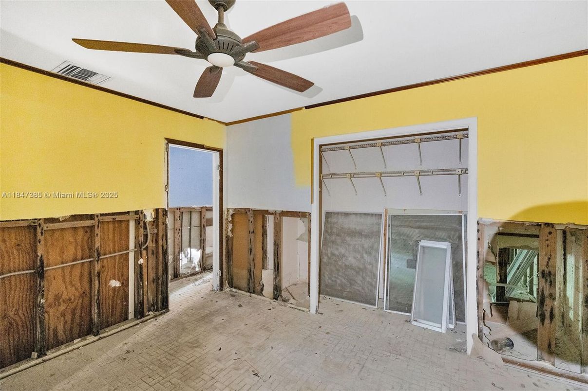 Empty room, Interior