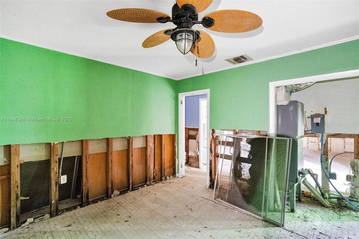 Empty room, Interior
