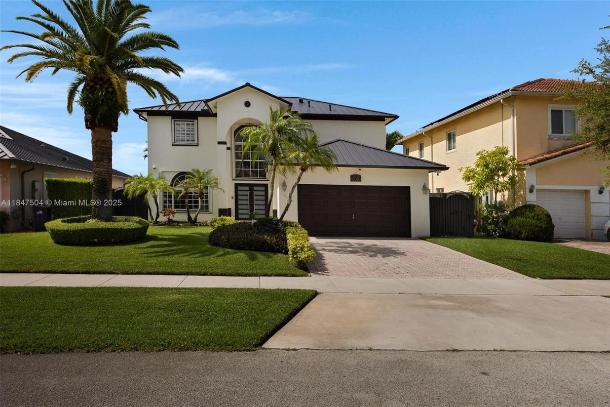 Attached, Exterior, Facade, Mediterranean