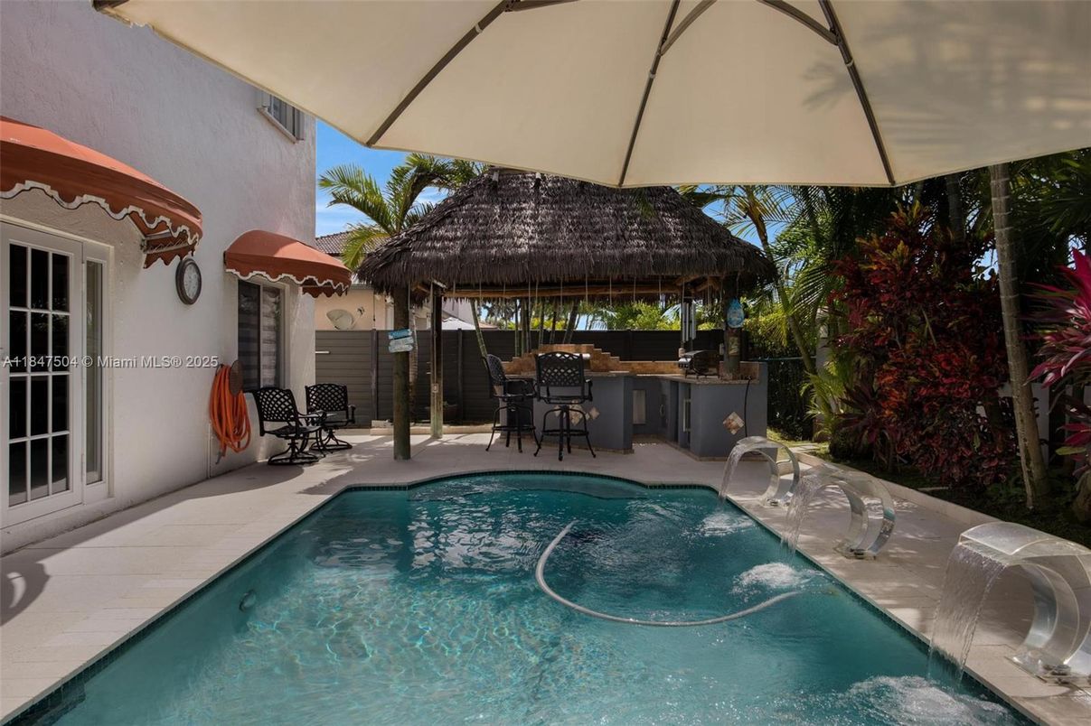 Exterior, Pool
