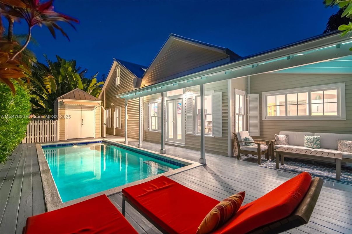 Exterior, Pool