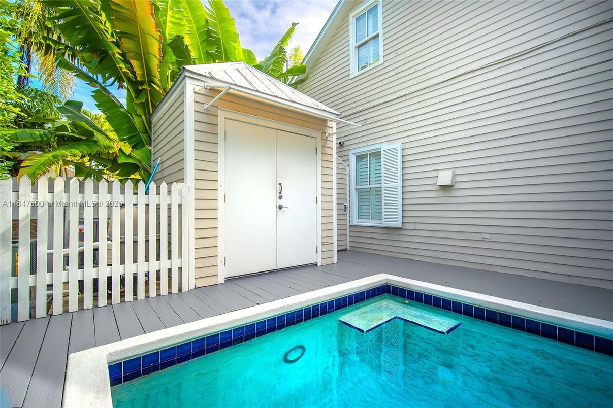 Exterior, Pool