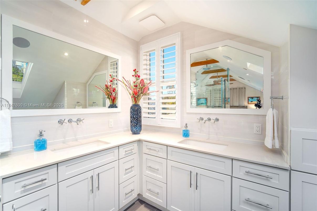Bathroom, Dual Sink Vanities, Interior, Recessed Lighting