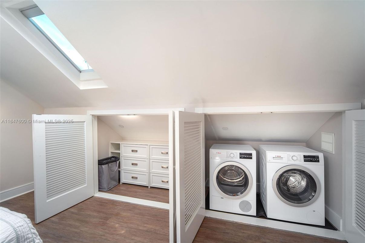 Interior, Recessed Lighting, Washer, Wood Texture Flooring