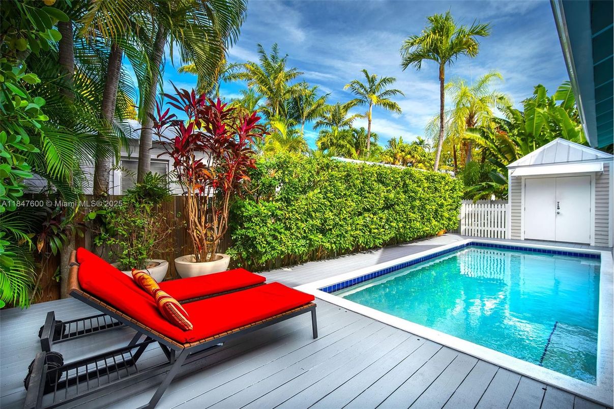 Exterior, Pool