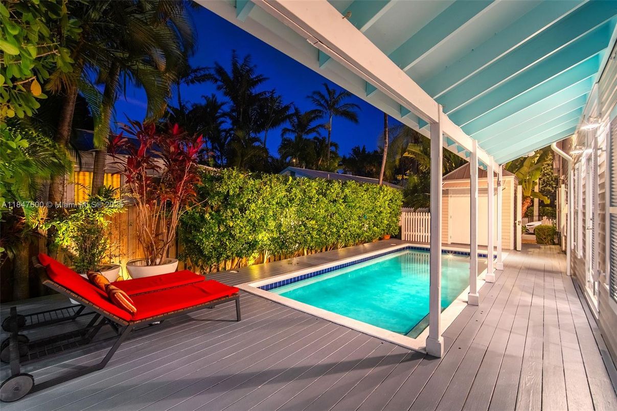 Exterior, Pool