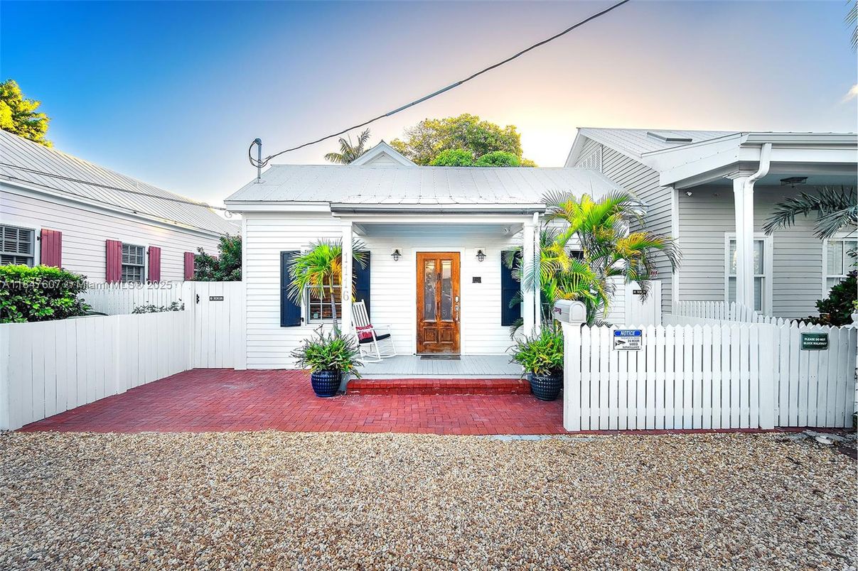 Exterior, Facade, Ranch