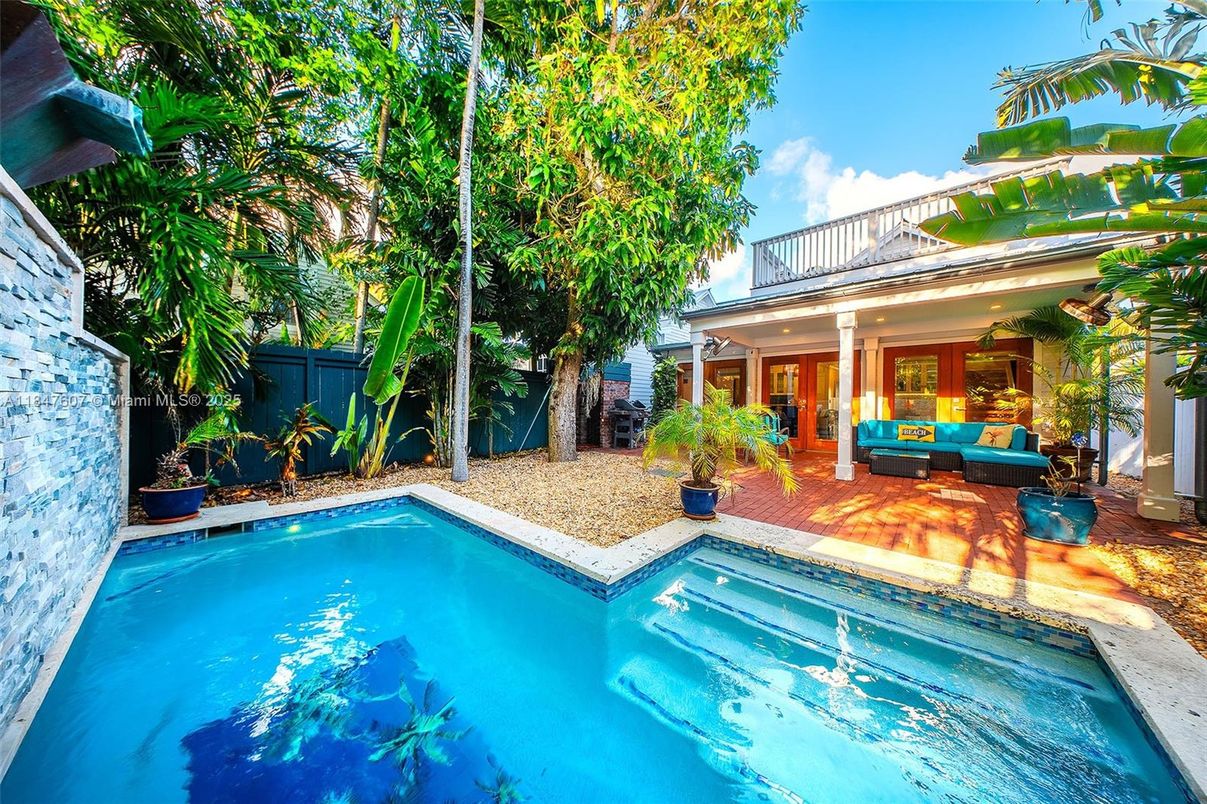 Exterior, Pool