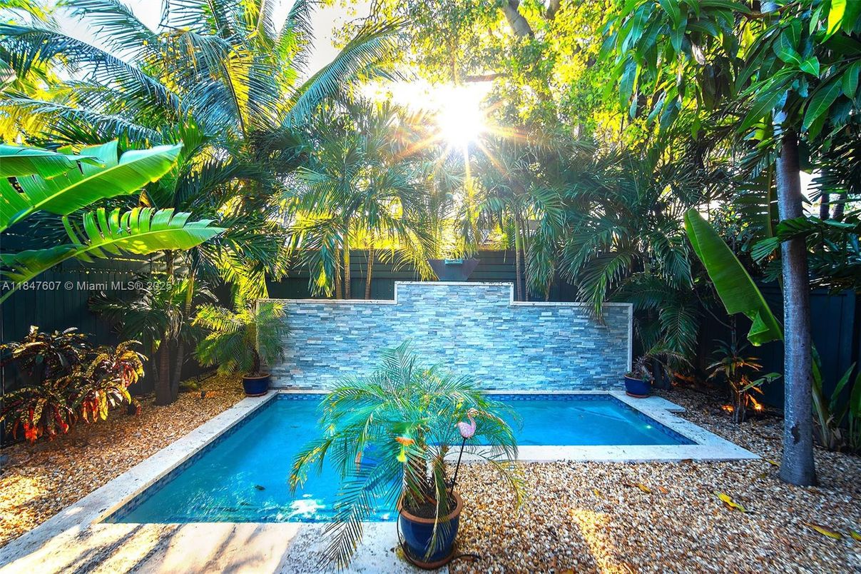 Exterior, Pool