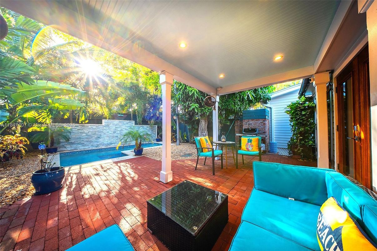 Exterior, Pool, Recessed Lighting