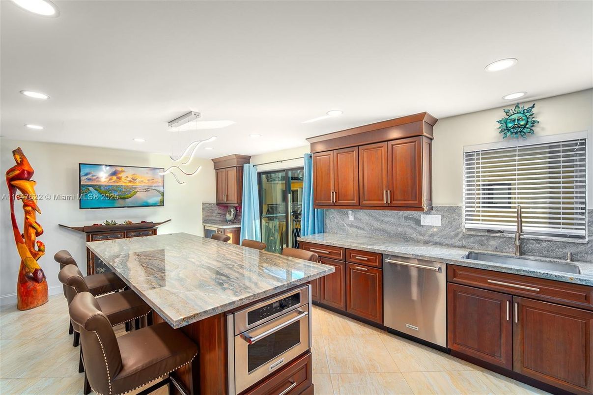 Dining room, Interior, Kitchen, Recessed Lighting, Stainless Steel Appliances