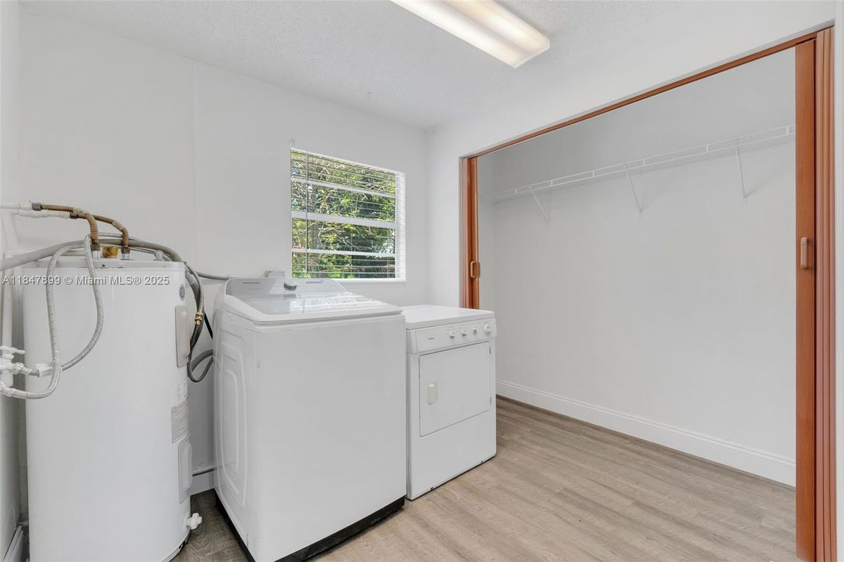Interior, Washer, Wood Texture Flooring