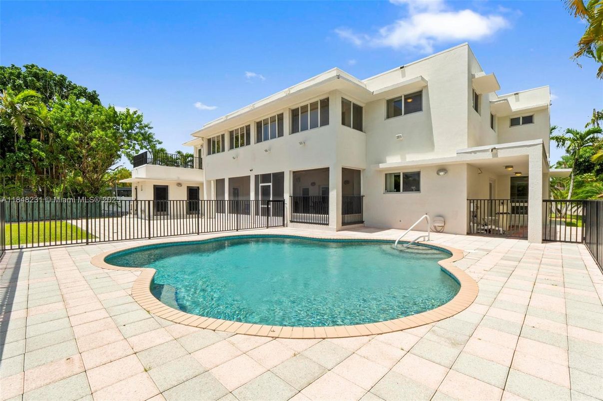 Exterior, Pool