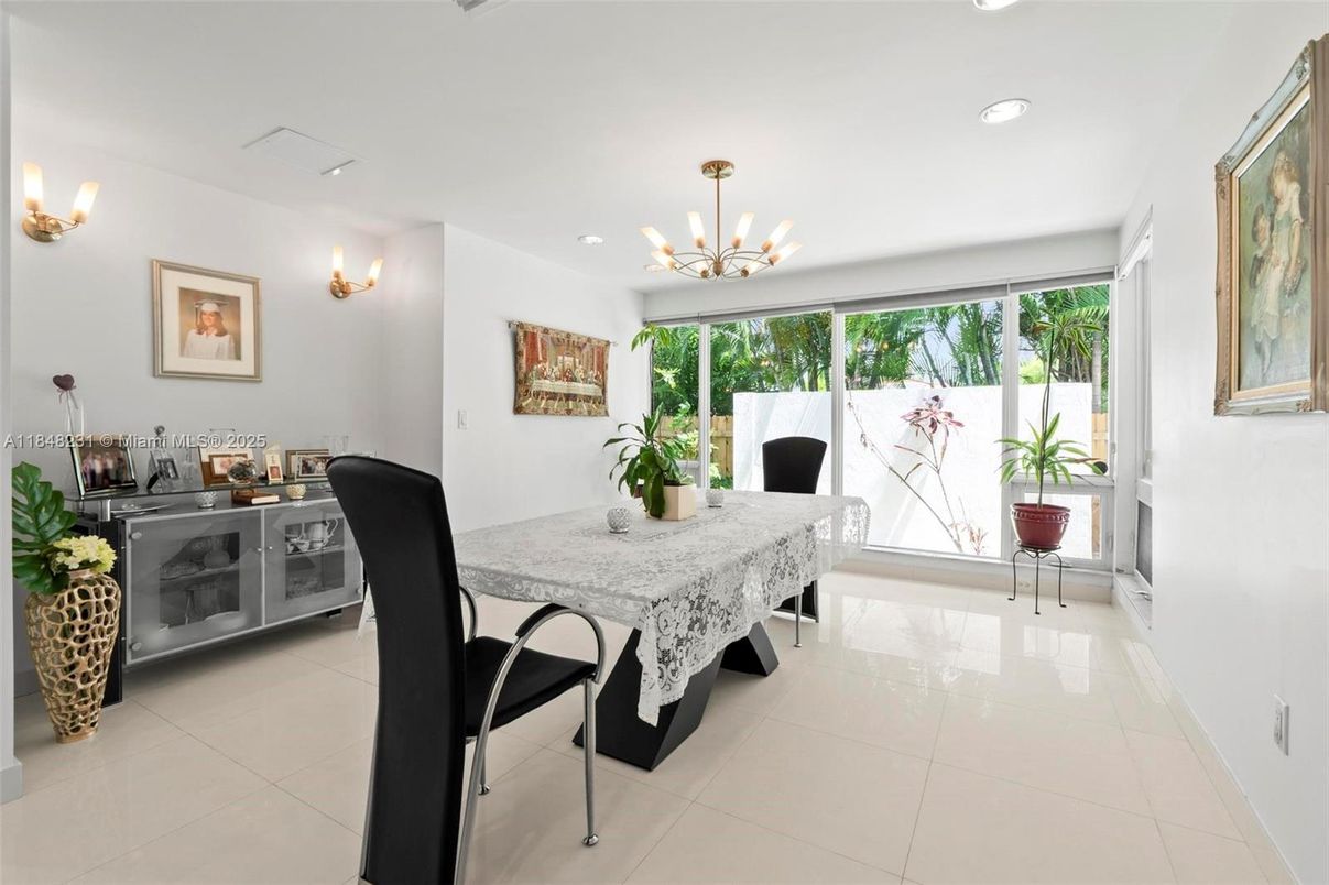 Dining room, Interior, Pendant Lights, Recessed Lighting