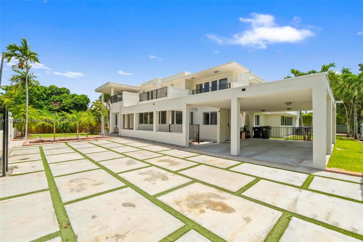 Backyard, Exterior, Facade, Modern