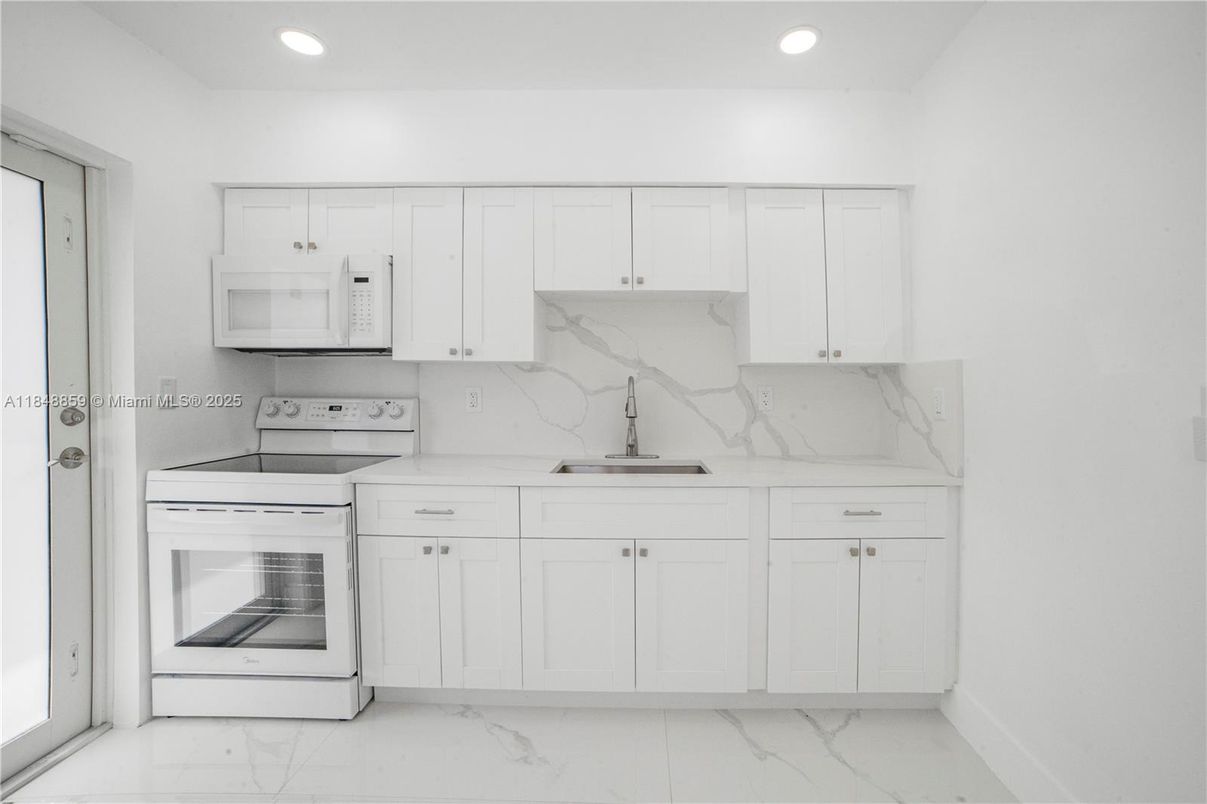 Interior, Kitchen, Marble, Marble Walls, Recessed Lighting, Washer