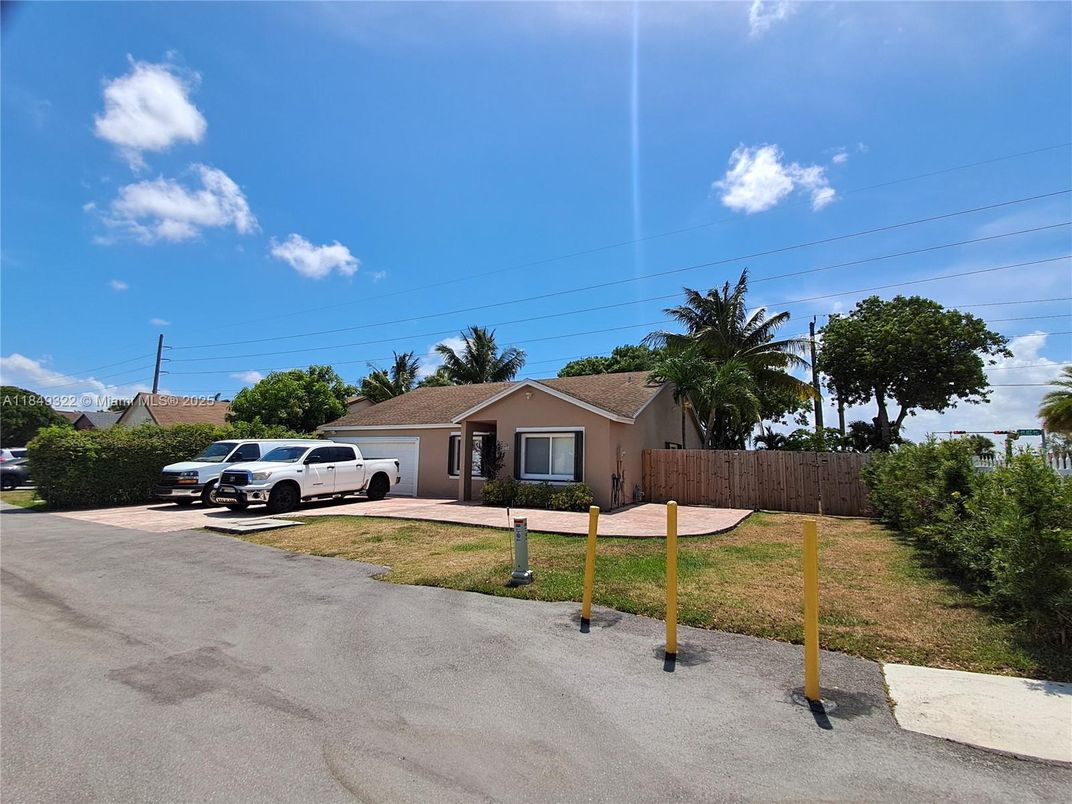 Backyard, Exterior, Facade, Ranch
