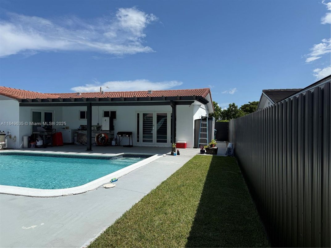 Exterior, Pool