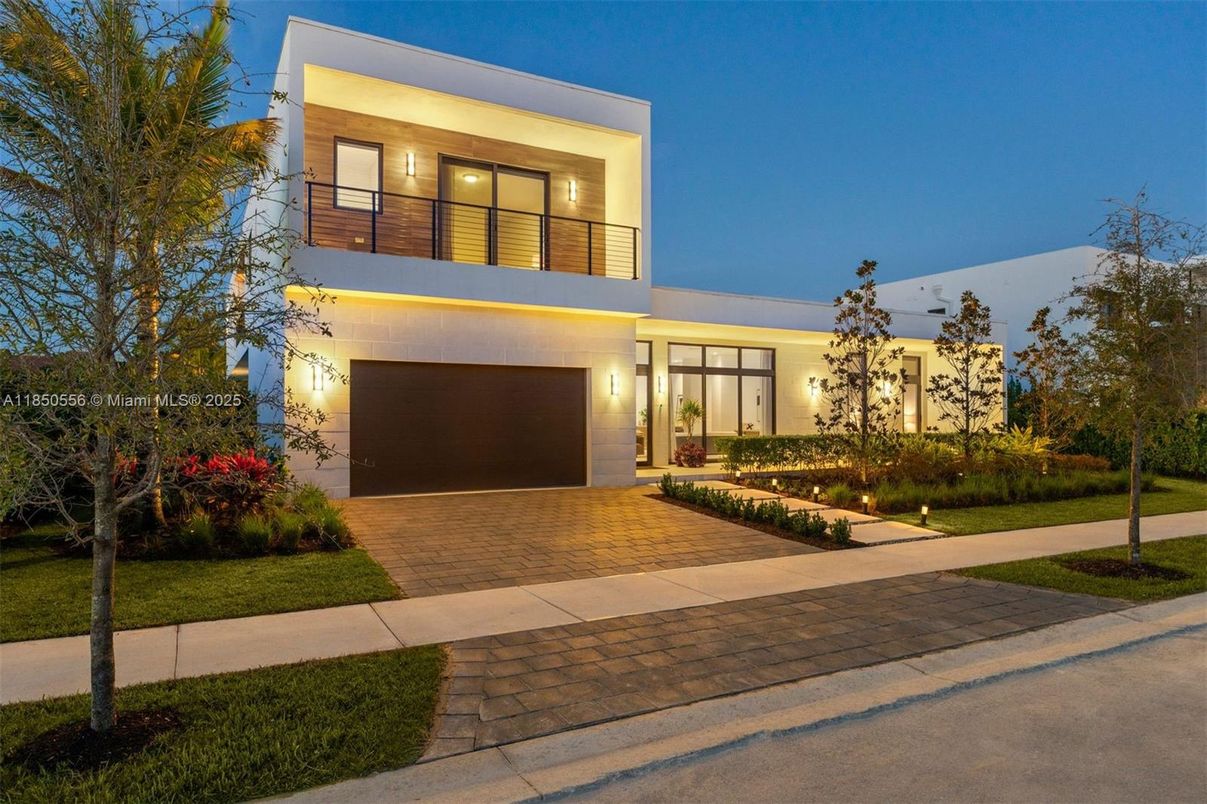 Attached, Backyard, Exterior, Facade, Modern