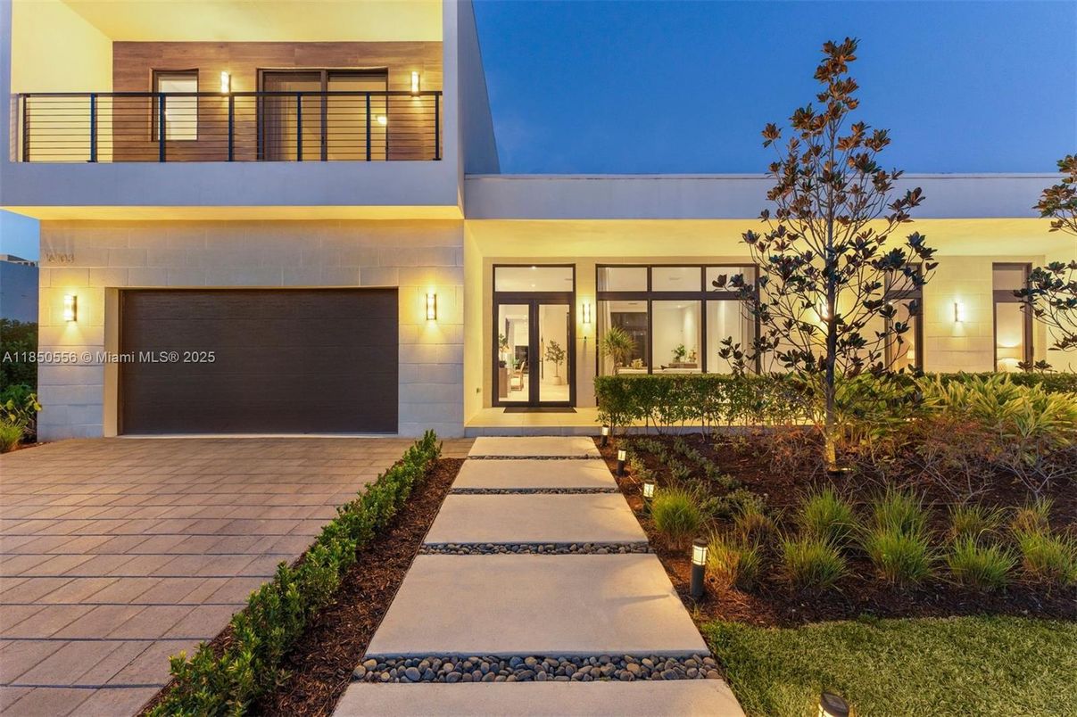 Attached, Exterior, Facade, Modern